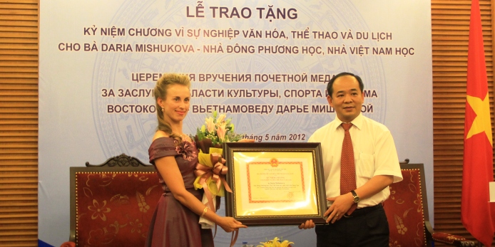 Insignia presented to Vietnamese studies expert for the cause of culture, sports and tourism